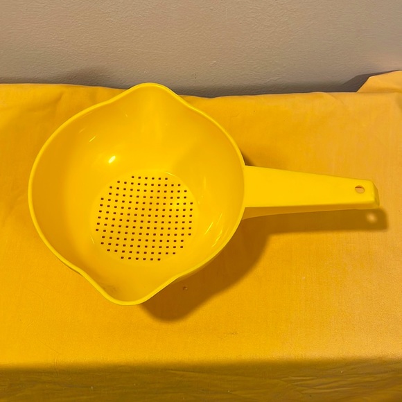 Vintage Tupperware Small Yellow Strainer EUC!! Like new. - Picture 2 of 5